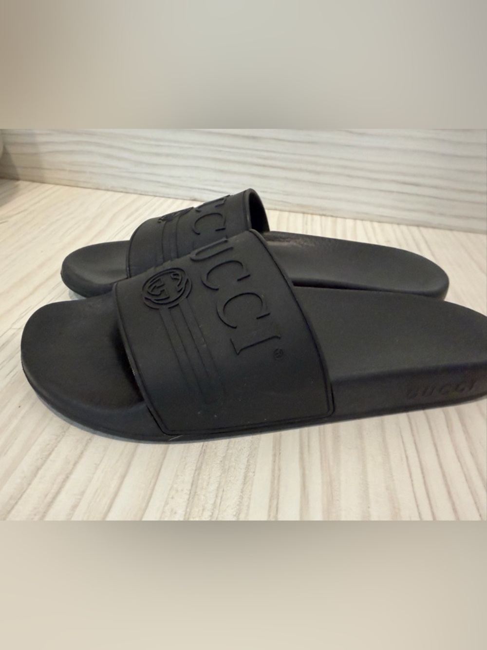 Gucci women’s black slides with gucci logo
